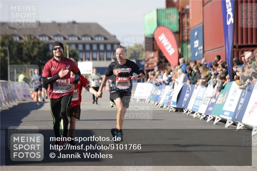03.10.2025 - Köhlbrandbrückenlauf Jannik Wohlers http://msf.ph/oto/9101766 03.10.2025 12:57:18 Ziel 4080, 4150, 4186, 4251, 5699, 5898, 5926, 6015, 6629, 6819 meine-sportfotos.de