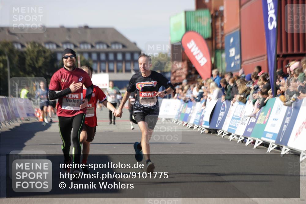 03.10.2025 - Köhlbrandbrückenlauf Jannik Wohlers http://msf.ph/oto/9101775 03.10.2025 12:57:18 Ziel 4080, 4150, 4186, 4251, 5699, 5898, 5926, 6015, 6629, 6819 meine-sportfotos.de
