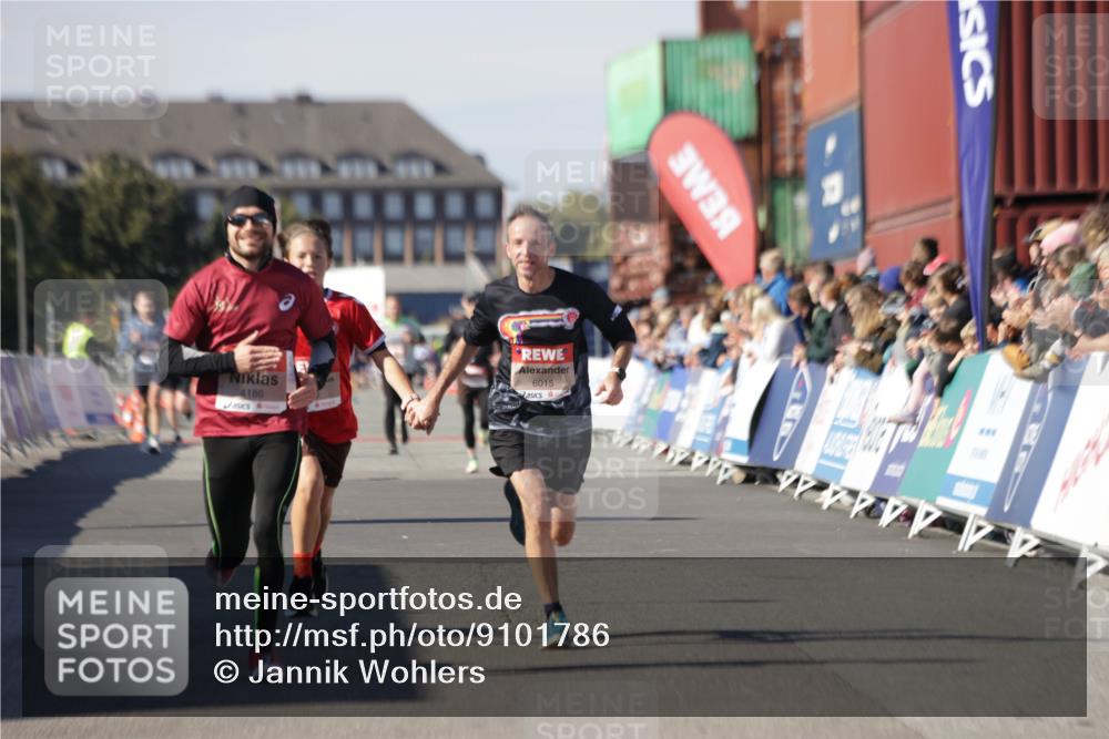 03.10.2025 - Köhlbrandbrückenlauf Jannik Wohlers http://msf.ph/oto/9101786 03.10.2025 12:57:18 Ziel 4080, 4150, 4186, 4251, 5699, 5898, 5926, 6015, 6629, 6819 meine-sportfotos.de