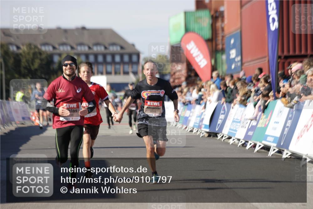 03.10.2025 - Köhlbrandbrückenlauf Jannik Wohlers http://msf.ph/oto/9101797 03.10.2025 12:57:18 Ziel 4080, 4150, 4186, 4251, 5699, 5898, 5926, 6015, 6629, 6819 meine-sportfotos.de