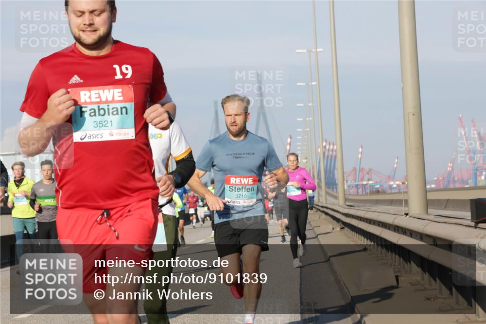 03.10.2025 - Köhlbrandbrückenlauf Jannik Wohlers http://msf.ph/oto/9101839 03.10.2025 09:49:14 Position 3 19, 3521, 3710 meine-sportfotos.de