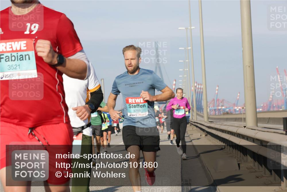 03.10.2025 - Köhlbrandbrückenlauf Jannik Wohlers http://msf.ph/oto/9101860 03.10.2025 09:49:15 Position 3 19, 3521, 3710 meine-sportfotos.de