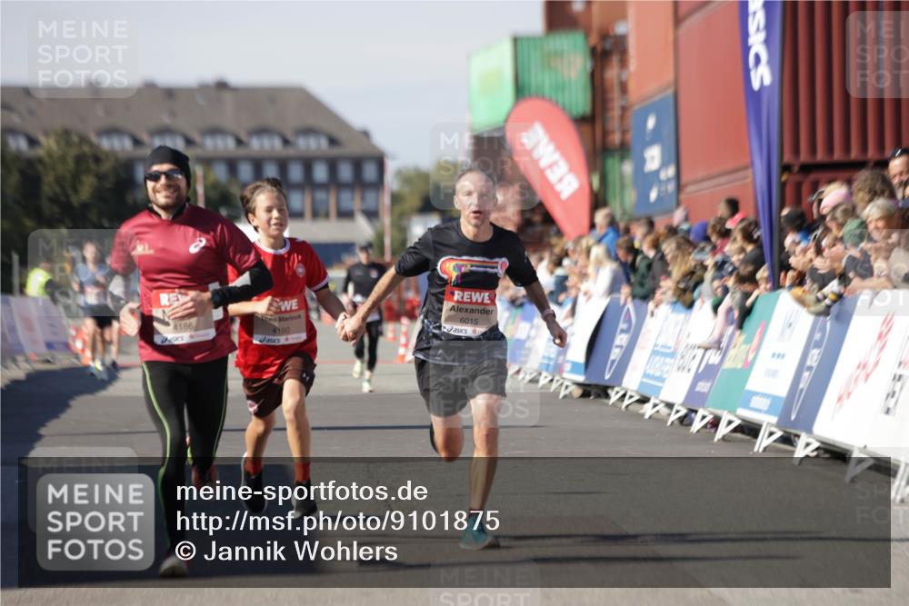 03.10.2025 - Köhlbrandbrückenlauf Jannik Wohlers http://msf.ph/oto/9101875 03.10.2025 12:57:18 Ziel 4080, 4150, 4186, 4251, 5699, 5898, 5926, 6015, 6629, 6819 meine-sportfotos.de