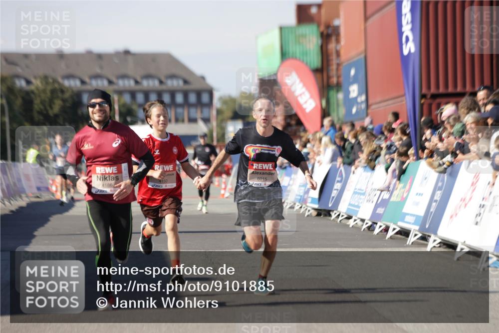 03.10.2025 - Köhlbrandbrückenlauf Jannik Wohlers http://msf.ph/oto/9101885 03.10.2025 12:57:18 Ziel 4080, 4150, 4186, 4251, 5699, 5898, 5926, 6015, 6629, 6819 meine-sportfotos.de