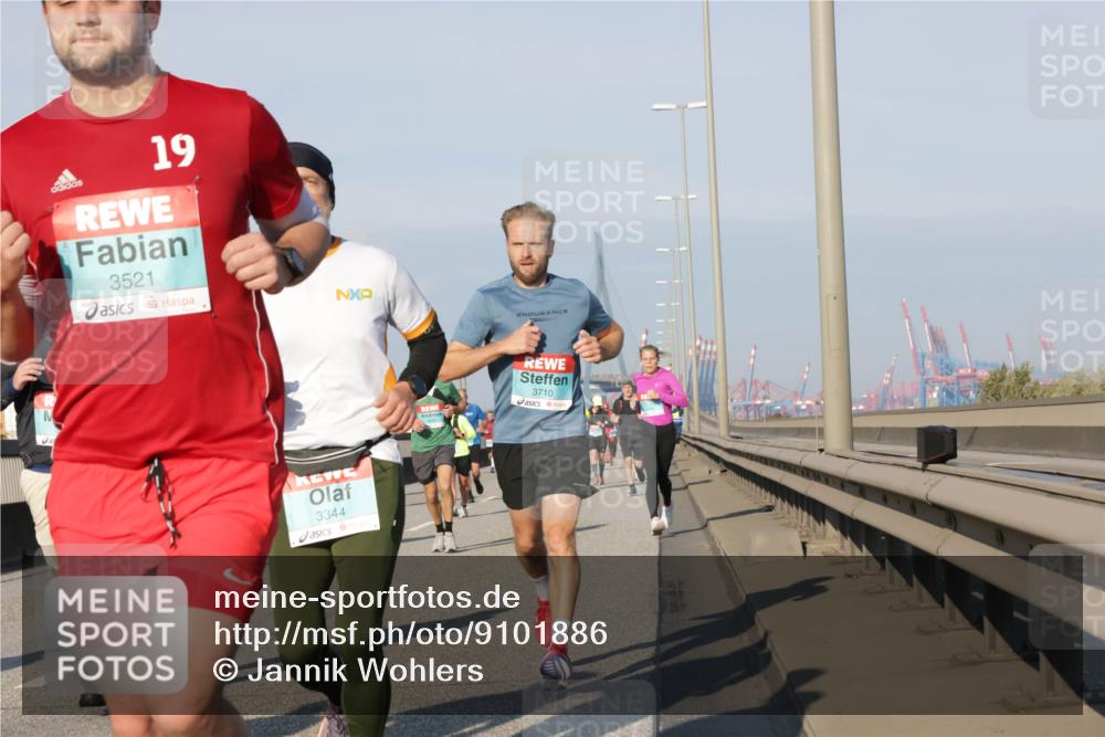 03.10.2025 - Köhlbrandbrückenlauf Jannik Wohlers http://msf.ph/oto/9101886 03.10.2025 09:49:15 Position 3 19, 3521, 3344, 3710 meine-sportfotos.de