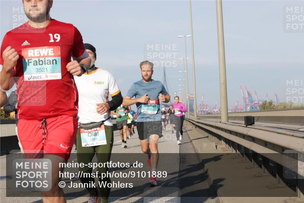 03.10.2025 - Köhlbrandbrückenlauf Jannik Wohlers http://msf.ph/oto/9101889 03.10.2025 09:49:15 Position 3 19, 3521, 3344, 3710 meine-sportfotos.de