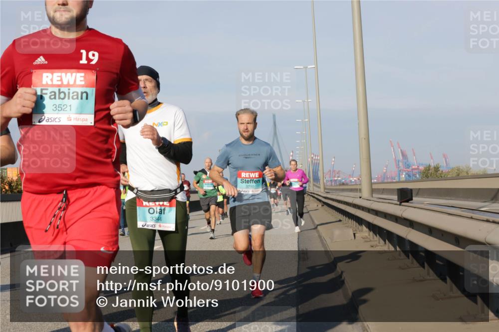 03.10.2025 - Köhlbrandbrückenlauf Jannik Wohlers http://msf.ph/oto/9101900 03.10.2025 09:49:15 Position 3 19, 3521, 3344, 3710 meine-sportfotos.de