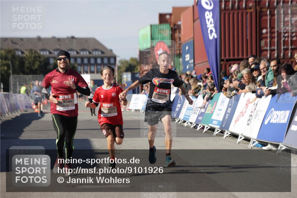 03.10.2025 - Köhlbrandbrückenlauf Jannik Wohlers http://msf.ph/oto/9101926 03.10.2025 12:57:19 Ziel 4080, 4150, 4186, 4251, 5699, 5926, 6015, 6629, 6819 meine-sportfotos.de