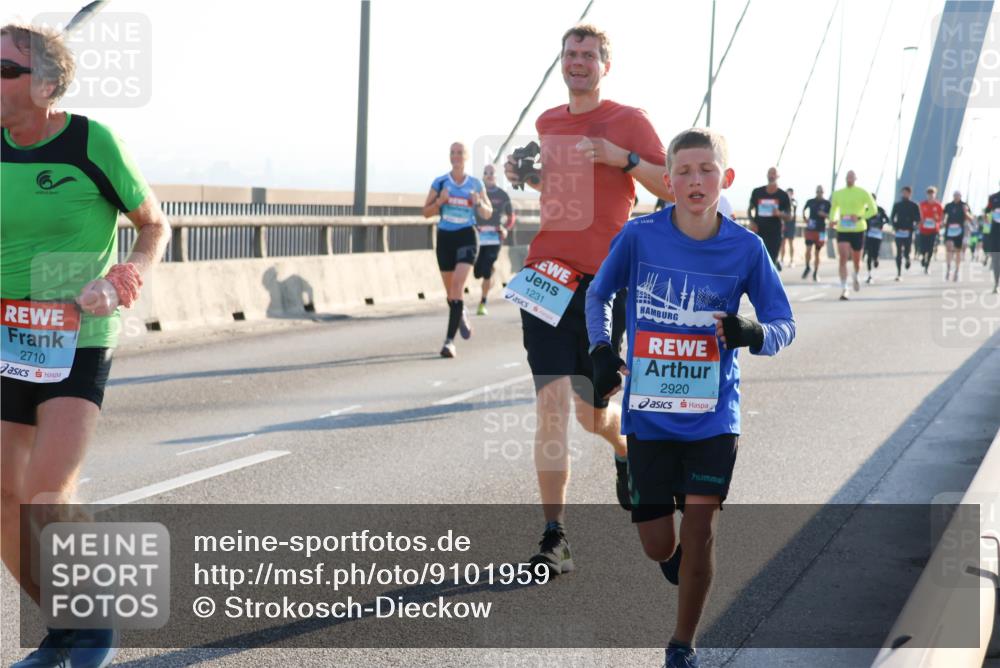 03.10.2025 - Köhlbrandbrückenlauf Strokosch-Dieckow http://msf.ph/oto/9101959 03.10.2025 09:22:25 Position 1 2710, 1231, 2920 meine-sportfotos.de