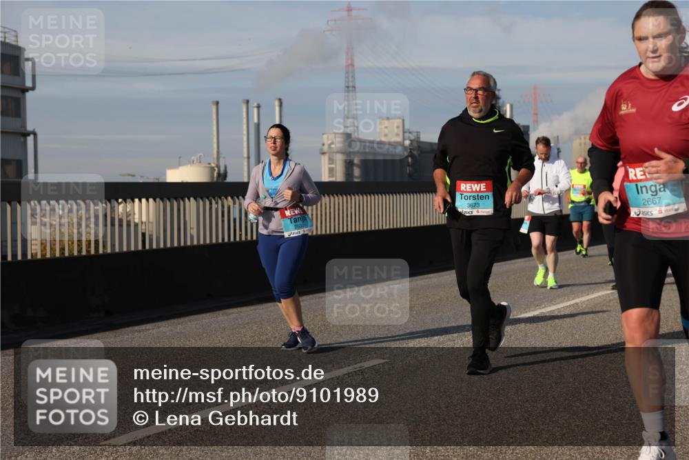 03.10.2025 - Köhlbrandbrückenlauf Lena Gebhardt http://msf.ph/oto/9101989 03.10.2025 10:11:48 Position 2 2530, 3673, 2667 meine-sportfotos.de