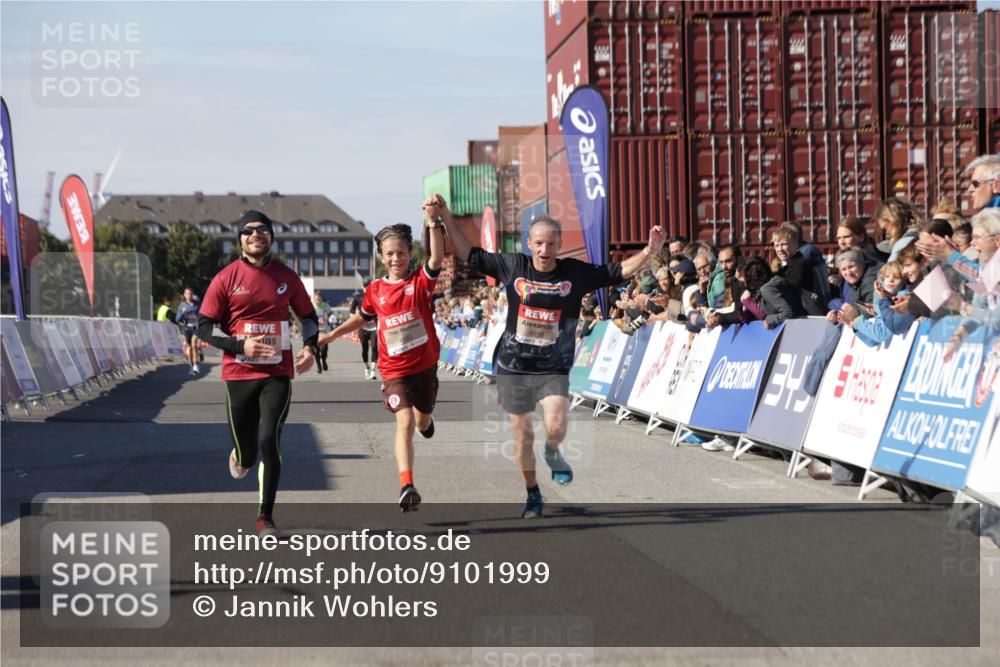 03.10.2025 - Köhlbrandbrückenlauf Jannik Wohlers http://msf.ph/oto/9101999 03.10.2025 12:57:19 Ziel 4080, 4150, 4186, 4251, 5699, 5926, 6015, 6629, 6819 meine-sportfotos.de