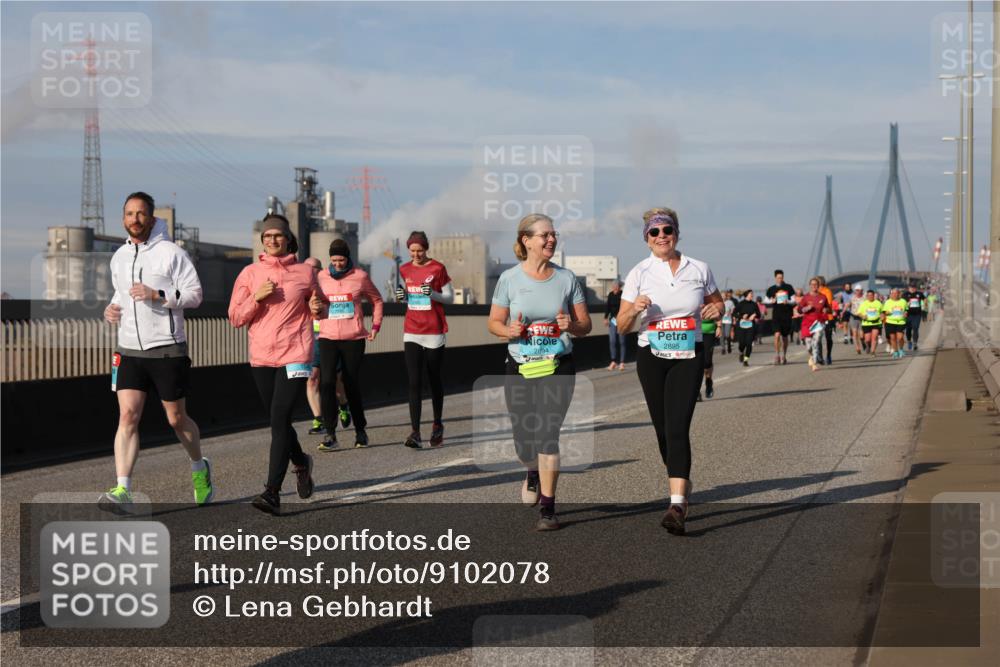 03.10.2025 - Köhlbrandbrückenlauf Lena Gebhardt http://msf.ph/oto/9102078 03.10.2025 10:11:50 Position 2 2894, 2895 meine-sportfotos.de