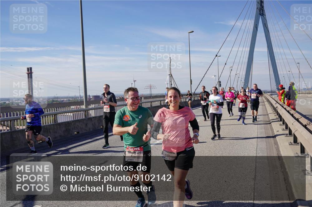 03.10.2025 - Köhlbrandbrückenlauf Michael Burmester http://msf.ph/oto/9102142 03.10.2025 12:47:16 Position 2 4392, 4391 meine-sportfotos.de