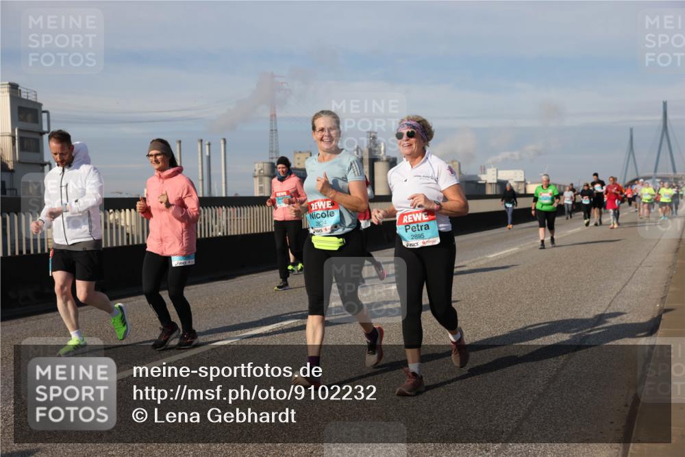 03.10.2025 - Köhlbrandbrückenlauf Lena Gebhardt http://msf.ph/oto/9102232 03.10.2025 10:11:52 Position 2 2894, 2895 meine-sportfotos.de