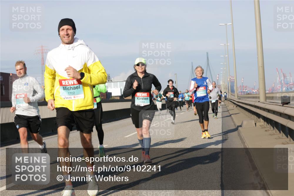 03.10.2025 - Köhlbrandbrückenlauf Jannik Wohlers http://msf.ph/oto/9102241 03.10.2025 09:49:26 Position 3 3802, 1702, 1353, 1025 meine-sportfotos.de