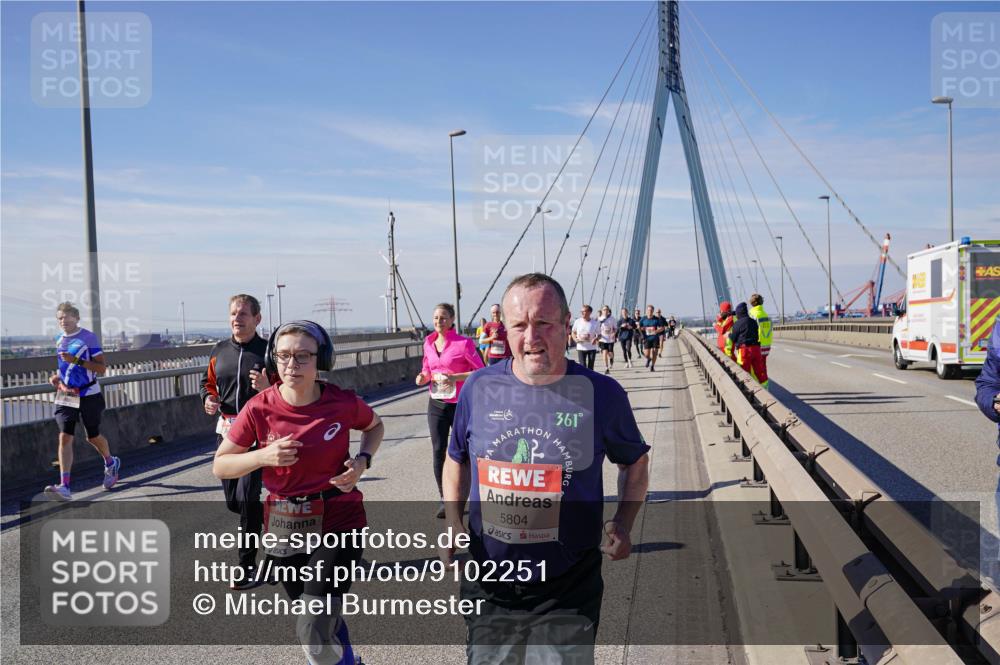03.10.2025 - Köhlbrandbrückenlauf Michael Burmester http://msf.ph/oto/9102251 03.10.2025 12:47:19 Position 2 4782, 5804, 361 meine-sportfotos.de