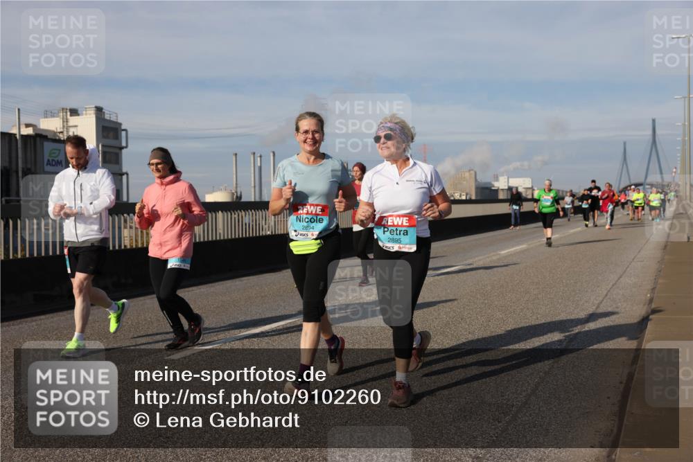 03.10.2025 - Köhlbrandbrückenlauf Lena Gebhardt http://msf.ph/oto/9102260 03.10.2025 10:11:52 Position 2 2894, 2895 meine-sportfotos.de