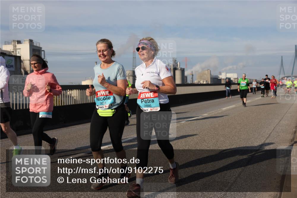 03.10.2025 - Köhlbrandbrückenlauf Lena Gebhardt http://msf.ph/oto/9102275 03.10.2025 10:11:52 Position 2 2894, 2895 meine-sportfotos.de