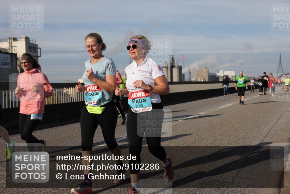 03.10.2025 - Köhlbrandbrückenlauf Lena Gebhardt http://msf.ph/oto/9102286 03.10.2025 10:11:52 Position 2 2894, 2895 meine-sportfotos.de