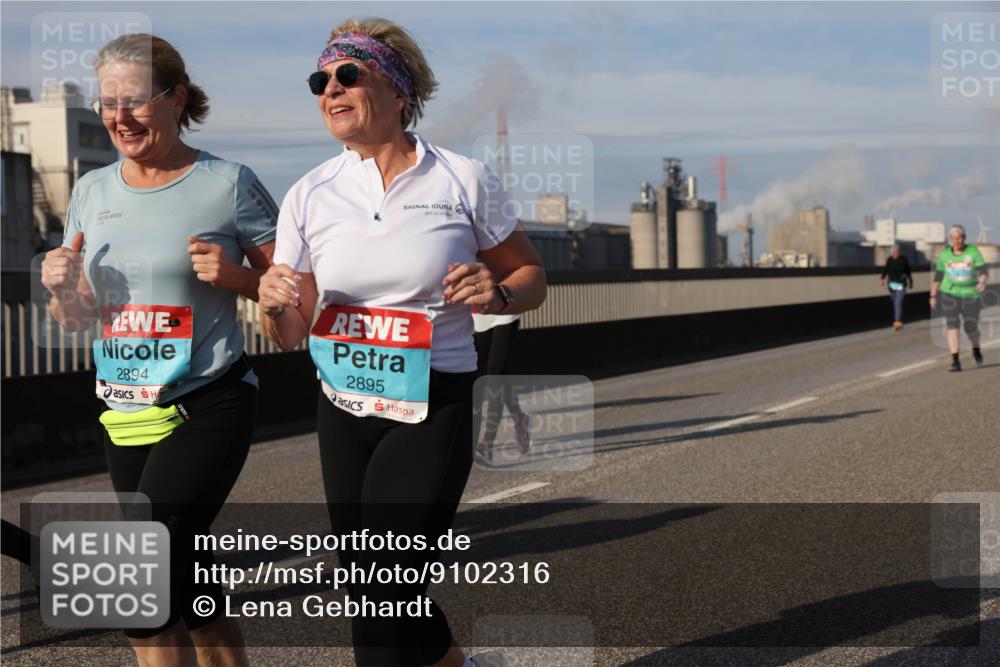 03.10.2025 - Köhlbrandbrückenlauf Lena Gebhardt http://msf.ph/oto/9102316 03.10.2025 10:11:53 Position 2 2894, 2895 meine-sportfotos.de