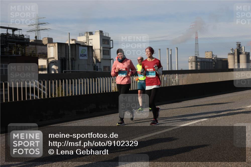 03.10.2025 - Köhlbrandbrückenlauf Lena Gebhardt http://msf.ph/oto/9102329 03.10.2025 10:11:53 Position 2 2002 meine-sportfotos.de