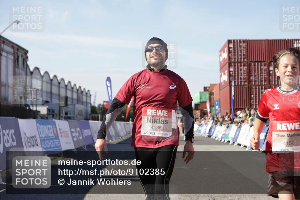 03.10.2025 - Köhlbrandbrückenlauf Jannik Wohlers http://msf.ph/oto/9102385 03.10.2025 12:57:22 Ziel 4150, 4186, 4251, 5699, 5926, 6015 meine-sportfotos.de