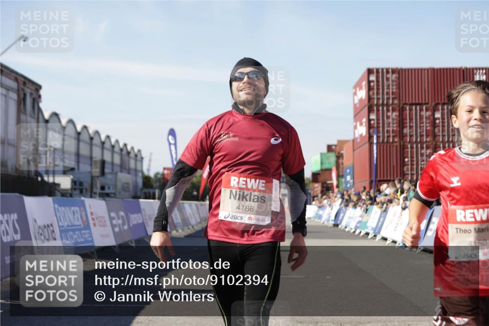 03.10.2025 - Köhlbrandbrückenlauf Jannik Wohlers http://msf.ph/oto/9102394 03.10.2025 12:57:22 Ziel 4150, 4186, 4251, 5699, 5926, 6015 meine-sportfotos.de
