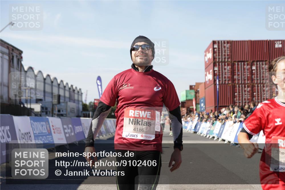 03.10.2025 - Köhlbrandbrückenlauf Jannik Wohlers http://msf.ph/oto/9102406 03.10.2025 12:57:22 Ziel 4150, 4186, 4251, 5699, 5926, 6015 meine-sportfotos.de