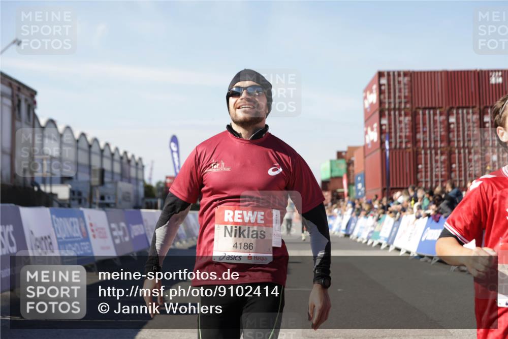 03.10.2025 - Köhlbrandbrückenlauf Jannik Wohlers http://msf.ph/oto/9102414 03.10.2025 12:57:22 Ziel 4150, 4186, 4251, 5699, 5926, 6015 meine-sportfotos.de