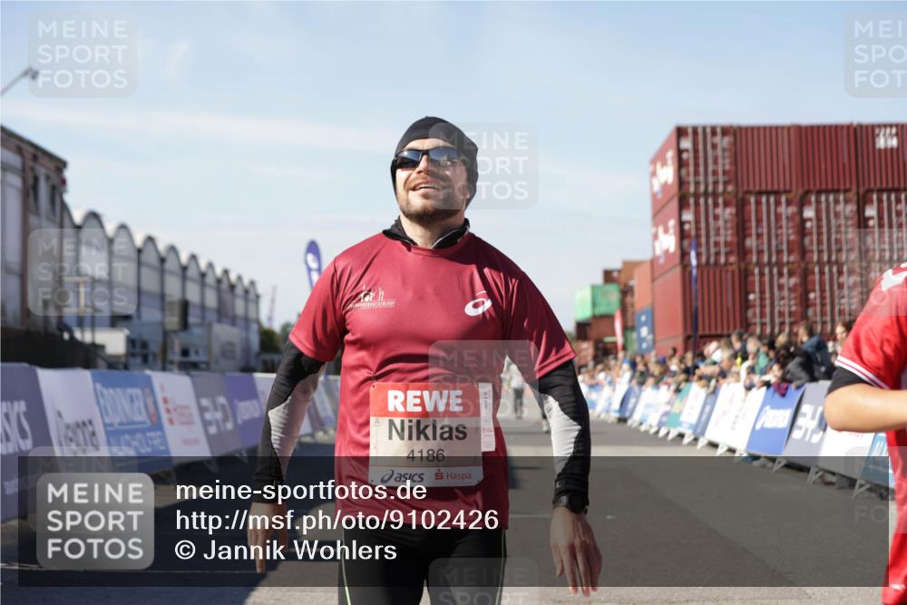 03.10.2025 - Köhlbrandbrückenlauf Jannik Wohlers http://msf.ph/oto/9102426 03.10.2025 12:57:22 Ziel 4150, 4186, 4251, 5699, 5926, 6015 meine-sportfotos.de