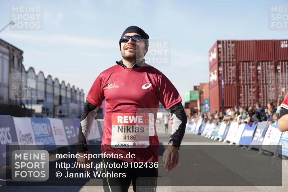 03.10.2025 - Köhlbrandbrückenlauf Jannik Wohlers http://msf.ph/oto/9102436 03.10.2025 12:57:22 Ziel 4150, 4186, 4251, 5699, 5926, 6015 meine-sportfotos.de