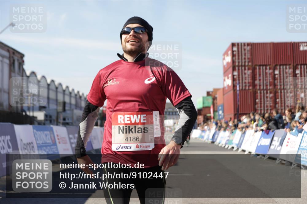 03.10.2025 - Köhlbrandbrückenlauf Jannik Wohlers http://msf.ph/oto/9102447 03.10.2025 12:57:22 Ziel 4150, 4186, 4251, 5699, 5926, 6015 meine-sportfotos.de