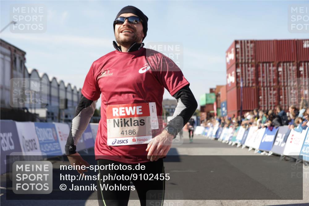 03.10.2025 - Köhlbrandbrückenlauf Jannik Wohlers http://msf.ph/oto/9102455 03.10.2025 12:57:22 Ziel 4150, 4186, 4251, 5699, 5926, 6015 meine-sportfotos.de