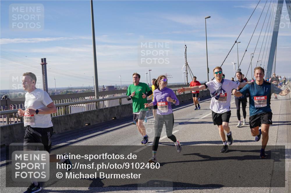 03.10.2025 - Köhlbrandbrückenlauf Michael Burmester http://msf.ph/oto/9102460 03.10.2025 12:47:25 Position 2 5907, 6691, 6689 meine-sportfotos.de