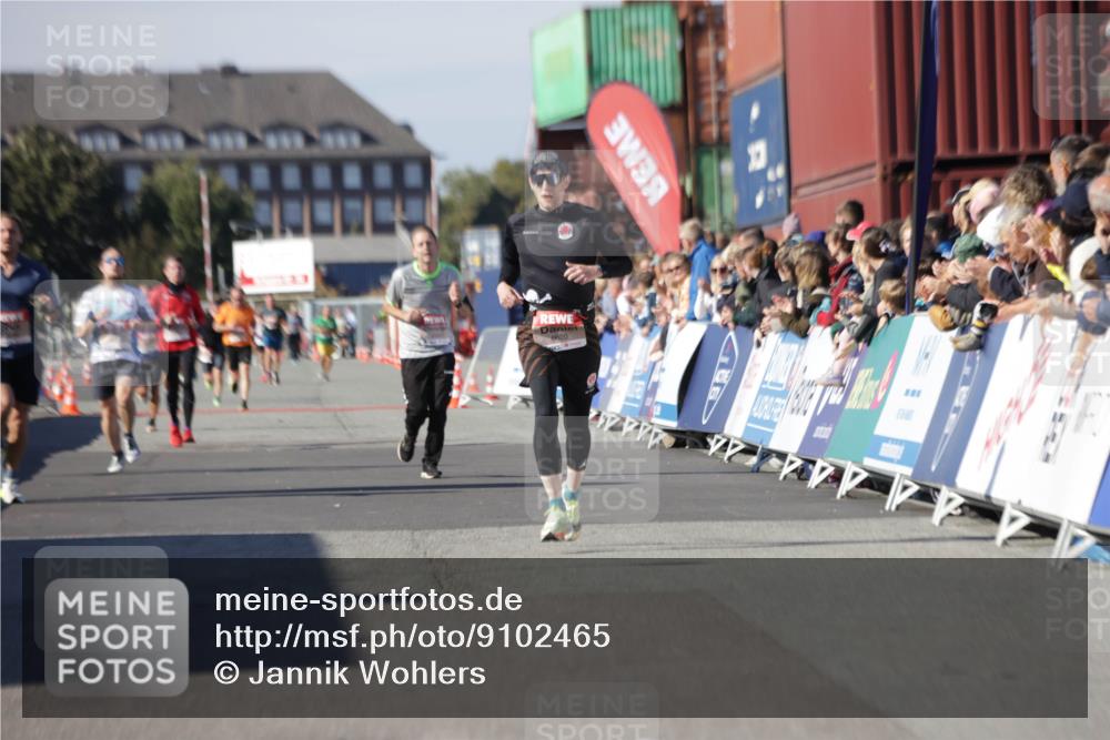 03.10.2025 - Köhlbrandbrückenlauf Jannik Wohlers http://msf.ph/oto/9102465 03.10.2025 12:57:25 Ziel 4150, 4186, 4251, 5926, 6015, 6020 meine-sportfotos.de