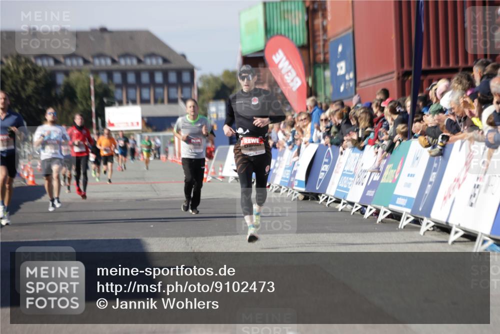 03.10.2025 - Köhlbrandbrückenlauf Jannik Wohlers http://msf.ph/oto/9102473 03.10.2025 12:57:25 Ziel 4150, 4186, 4251, 5926, 6015, 6020 meine-sportfotos.de