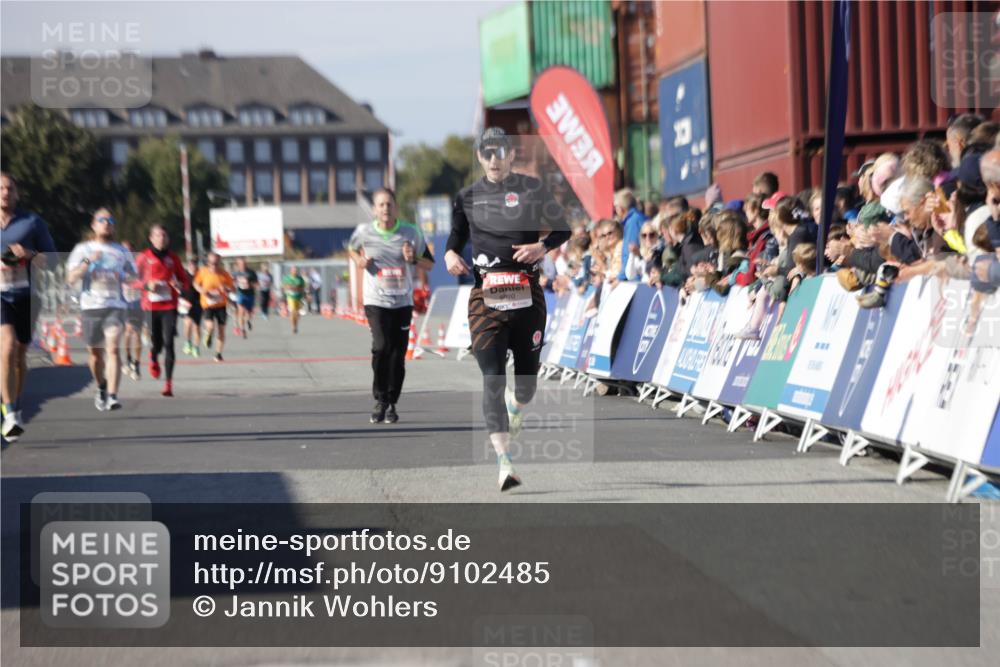 03.10.2025 - Köhlbrandbrückenlauf Jannik Wohlers http://msf.ph/oto/9102485 03.10.2025 12:57:25 Ziel 4150, 4186, 4251, 5926, 6015, 6020 meine-sportfotos.de