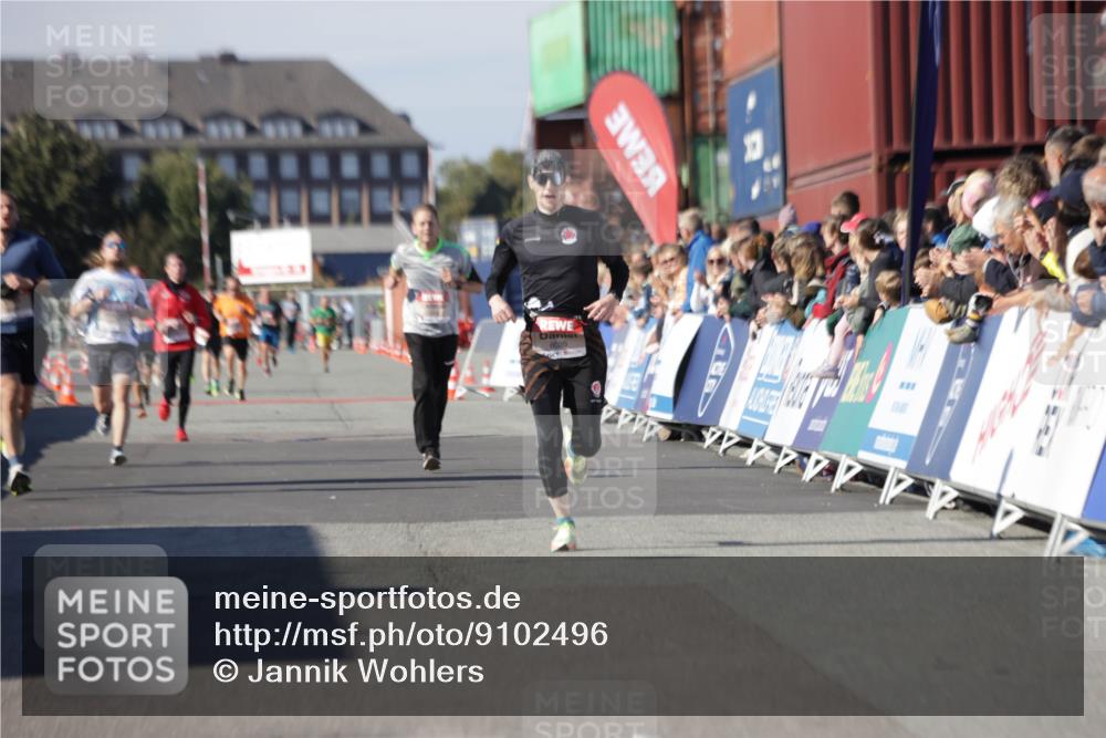 03.10.2025 - Köhlbrandbrückenlauf Jannik Wohlers http://msf.ph/oto/9102496 03.10.2025 12:57:25 Ziel 4150, 4186, 4251, 5926, 6015, 6020 meine-sportfotos.de