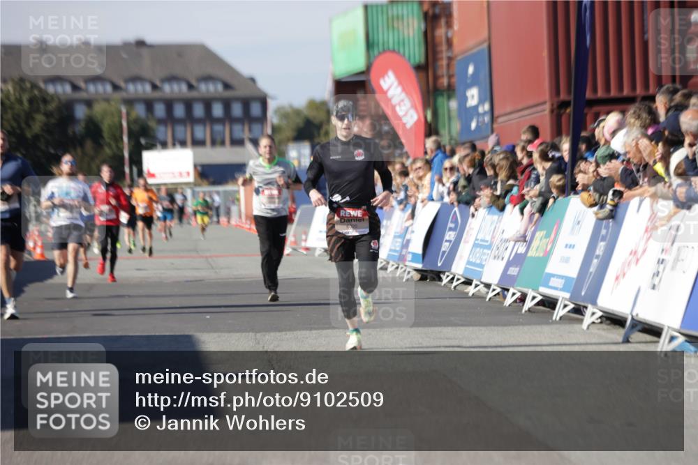 03.10.2025 - Köhlbrandbrückenlauf Jannik Wohlers http://msf.ph/oto/9102509 03.10.2025 12:57:26 Ziel 4150, 4186, 4518, 6015, 6020 meine-sportfotos.de