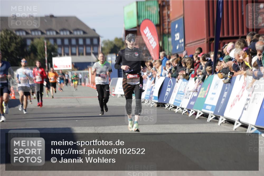 03.10.2025 - Köhlbrandbrückenlauf Jannik Wohlers http://msf.ph/oto/9102522 03.10.2025 12:57:26 Ziel 4150, 4186, 4518, 6015, 6020 meine-sportfotos.de