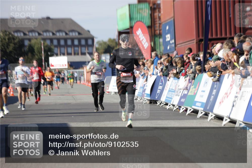 03.10.2025 - Köhlbrandbrückenlauf Jannik Wohlers http://msf.ph/oto/9102535 03.10.2025 12:57:26 Ziel 4150, 4186, 4518, 6015, 6020 meine-sportfotos.de