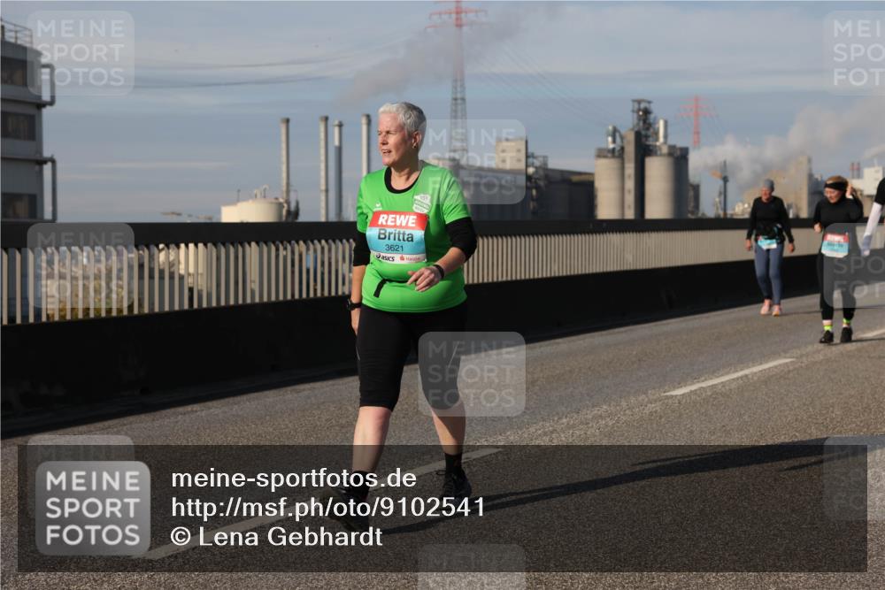 03.10.2025 - Köhlbrandbrückenlauf Lena Gebhardt http://msf.ph/oto/9102541 03.10.2025 10:11:59 Position 2 3621 meine-sportfotos.de