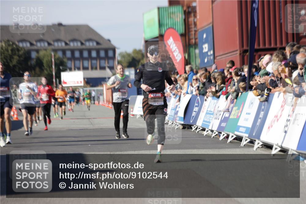 03.10.2025 - Köhlbrandbrückenlauf Jannik Wohlers http://msf.ph/oto/9102544 03.10.2025 12:57:26 Ziel 4150, 4186, 4518, 6015, 6020 meine-sportfotos.de