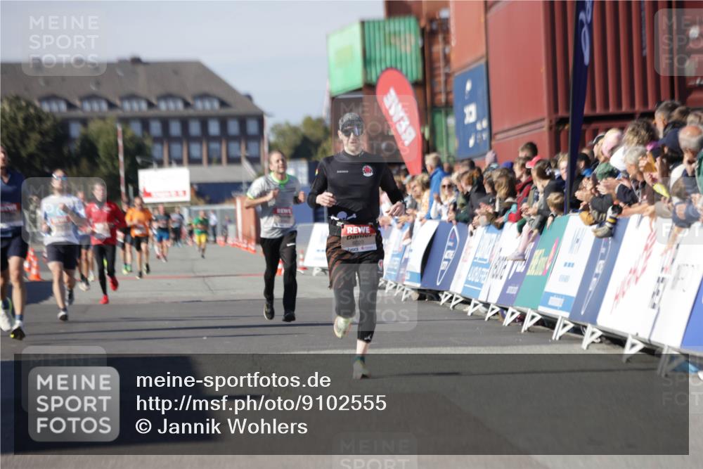03.10.2025 - Köhlbrandbrückenlauf Jannik Wohlers http://msf.ph/oto/9102555 03.10.2025 12:57:26 Ziel 4150, 4186, 4518, 6015, 6020 meine-sportfotos.de