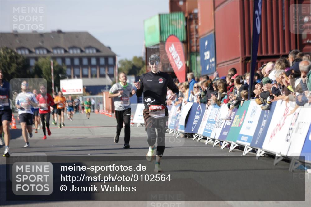 03.10.2025 - Köhlbrandbrückenlauf Jannik Wohlers http://msf.ph/oto/9102564 03.10.2025 12:57:26 Ziel 4150, 4186, 4518, 6015, 6020 meine-sportfotos.de