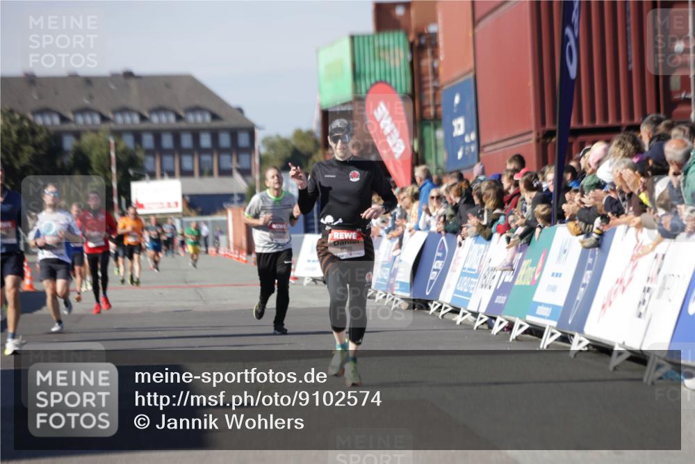03.10.2025 - Köhlbrandbrückenlauf Jannik Wohlers http://msf.ph/oto/9102574 03.10.2025 12:57:26 Ziel 4150, 4186, 4518, 6015, 6020 meine-sportfotos.de