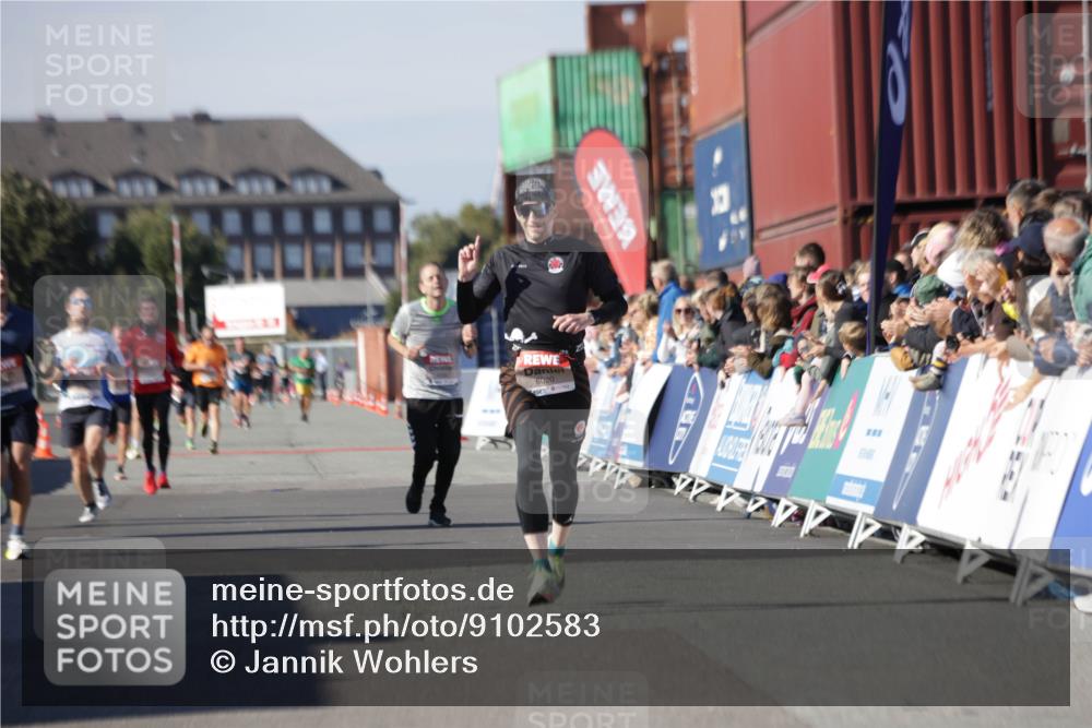 03.10.2025 - Köhlbrandbrückenlauf Jannik Wohlers http://msf.ph/oto/9102583 03.10.2025 12:57:26 Ziel 4150, 4186, 4518, 6015, 6020 meine-sportfotos.de