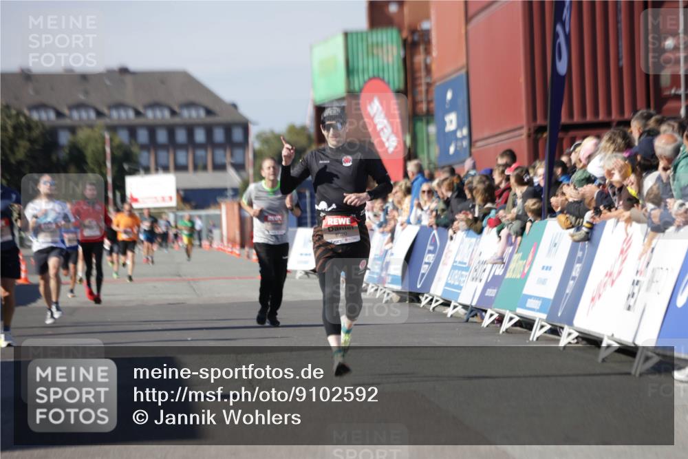 03.10.2025 - Köhlbrandbrückenlauf Jannik Wohlers http://msf.ph/oto/9102592 03.10.2025 12:57:26 Ziel 4150, 4186, 4518, 6015, 6020 meine-sportfotos.de