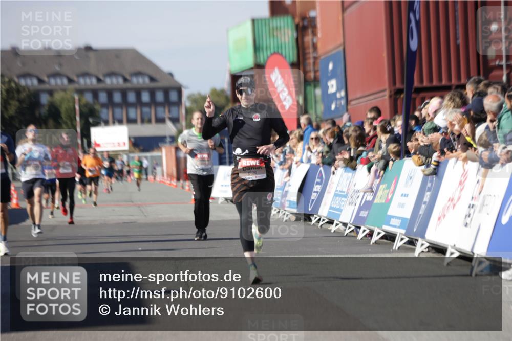 03.10.2025 - Köhlbrandbrückenlauf Jannik Wohlers http://msf.ph/oto/9102600 03.10.2025 12:57:26 Ziel 4150, 4186, 4518, 6015, 6020 meine-sportfotos.de