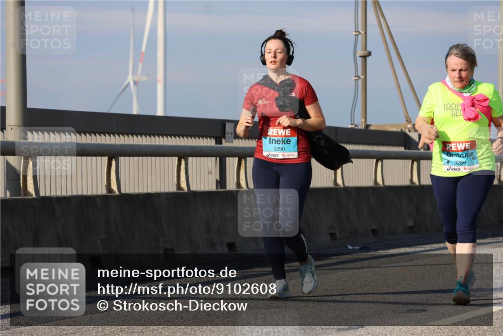 03.10.2025 - Köhlbrandbrückenlauf Strokosch-Dieckow http://msf.ph/oto/9102608 03.10.2025 10:09:04 Position 2 3290, 3289 meine-sportfotos.de